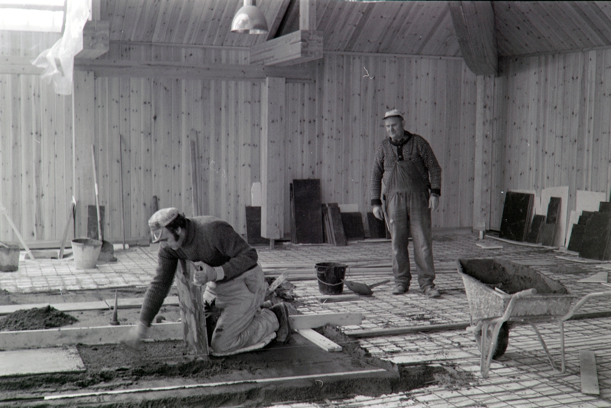 Storhamarlåven C-fløy, HDH.03. Murer Erik Jønsson og ukjent, legger hellegulv på aulatoppen.