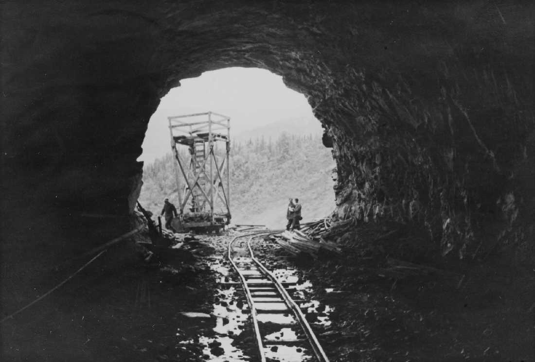 Nedre Røssåga, opprinnelig arkivnr. 0010.
Fallforsen. Omløpstunnel. Nedstr. åpning. Omløpet, skinnegående renskbukk.