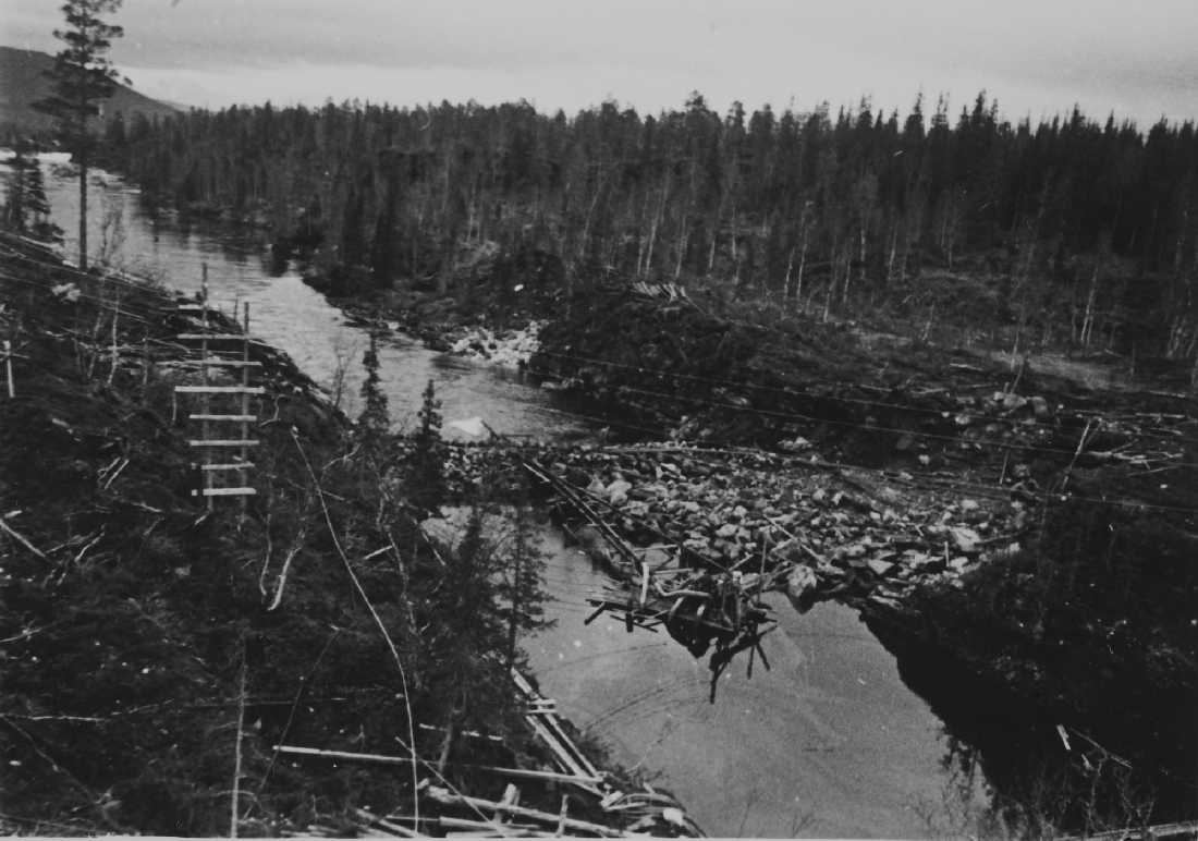 Nedre Røssåga, opprinnelig arkivnr. 0013.
Fallforsen. Provisorisk fangdamm, elva oppstr. dammen