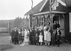 Den 12 maj 1928 stod bröllop mellan David Hultgren och Märta Margareta, född Markström. Brudgummen kommer från en månghövdad släkt i socknen. Bruden är däremot bördig från Arvidsjaur och inflyttad från Linköping. En syster till henne är dock gift med socknens kronojägare. Dessutom får hon inom kort annat att tänka på. Ty hon är höggradvid och kommer inom en månad att nedkomma med makarnas förstfödda barn. Dessförinnan har de bosatt sig i hemmanet Lilla Bona. Bilden är tagen vid kronojägarebostället Forserum, där brudens syster bor med make och barn.