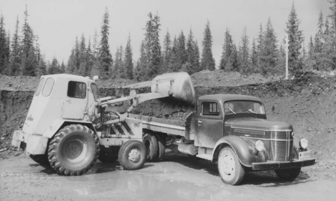 Nedre Røssåga, opprinnelig arkivnr. 0258.
Tustervatnet, grustak, opplasting grus. Chasseside laster vog tidstypisk lastebil, Volvo "rundnese" 1946-54.