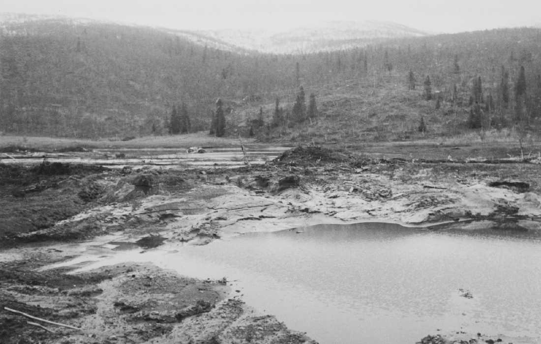 Nedre Røssåga, Øvre Røssåga, opprinnelig arkivnr. 0295-01.
Tustervatnet. Inntakskanalen, graving inntakskanal. 
Landsverk- og Ruston gravemaskin påmontert "kastesluk" Kohering dumptor, stimkjele, bulldozer, Jeep, pumpeanlegg