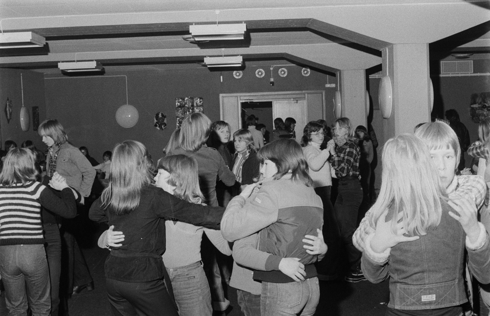 Fritidsklubben "Vippetangen" som holdt til i spisesalen på kippermoen ungdomsskole. Diverse bilder.
Bl.a. Disko-kveld 1977.