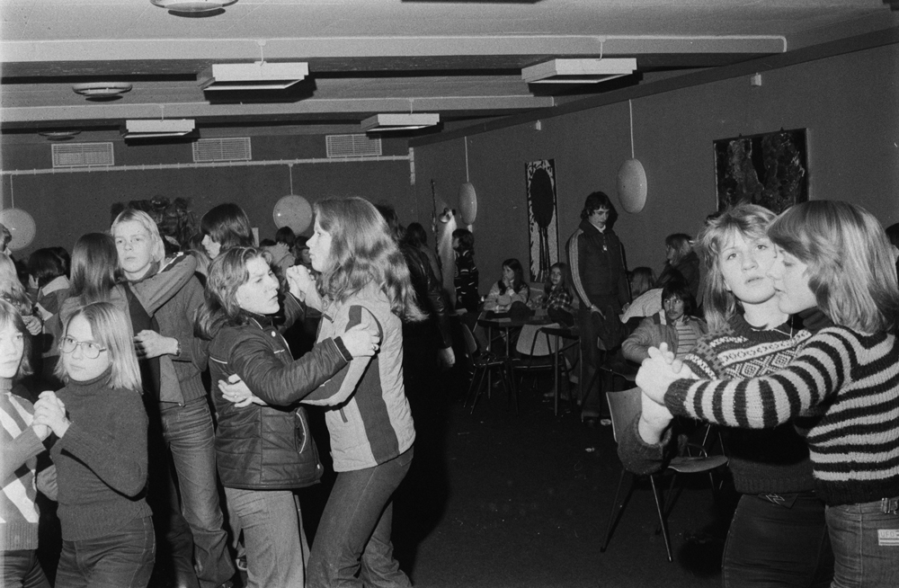 Fritidsklubben "Vippetangen" som holdt til i spisesalen på kippermoen ungdomsskole. Diverse bilder.
Bl.a. Disko-kveld 1977.