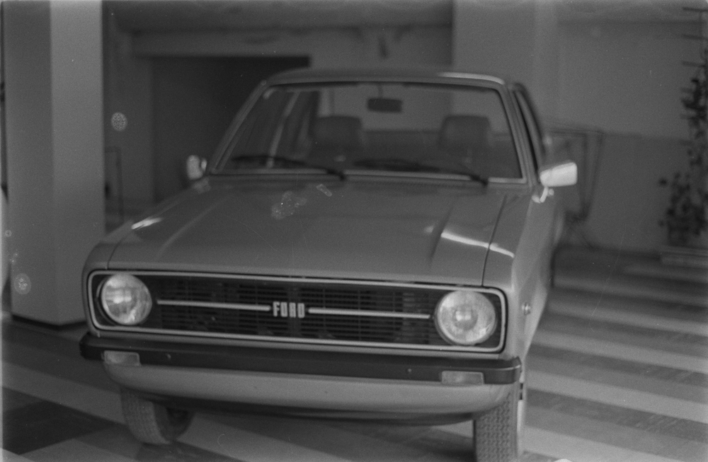 Lind & Greva i Mosjøen, Mars 1975. Markering i forbindelse med 20 år som Ford forhandler.
Ford Escort 1975-modell.