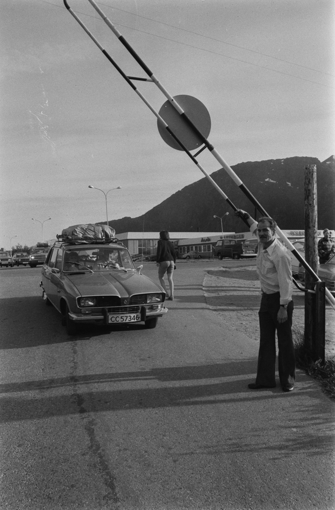 Kippermoen Camping 1976. Bile med turister slippes gjennom bommen.