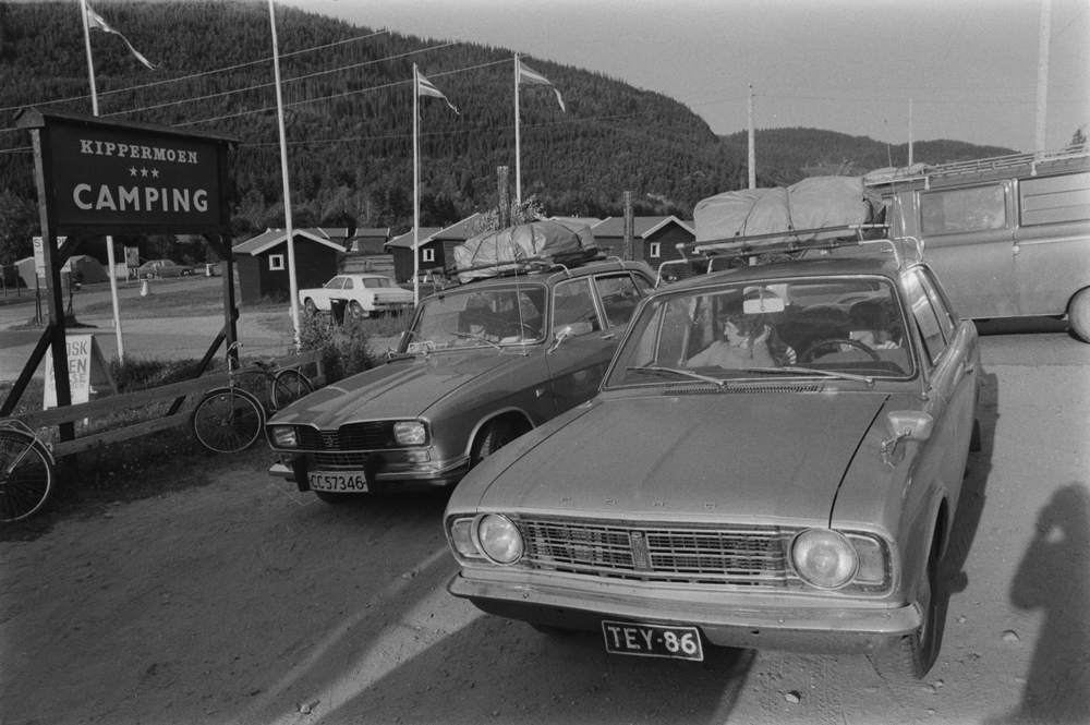 Kippermoen Camping 1976. Ved inngangen til campingen, biler m.m.