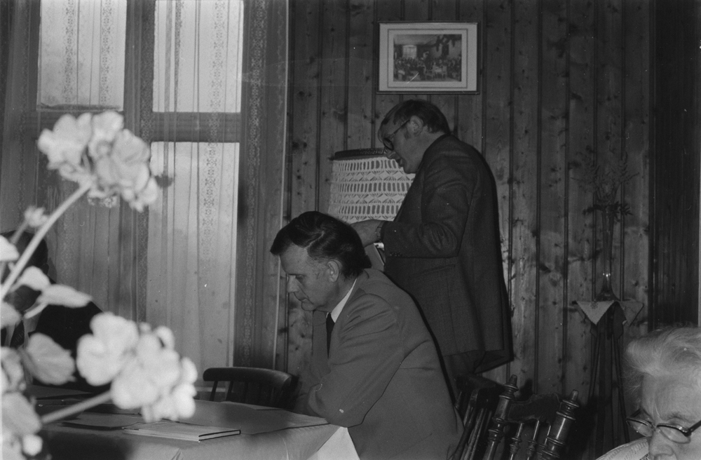 Helgeland Historielag Årsmøte August/September 1979.
Arnt O. Åsvang leser årsmeldingen, kasserer Knut Karijord i forgrunnen.