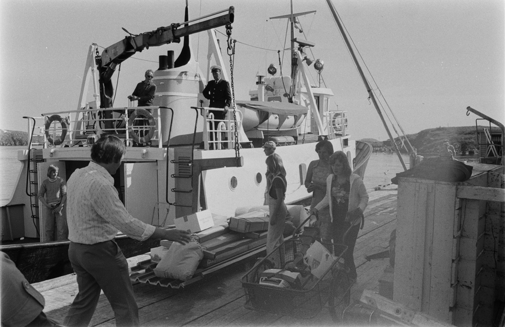 Fiskebruksbestyrer og Ordfører Steinar Furu ekspederer lokalbåten M/S Prestøy.