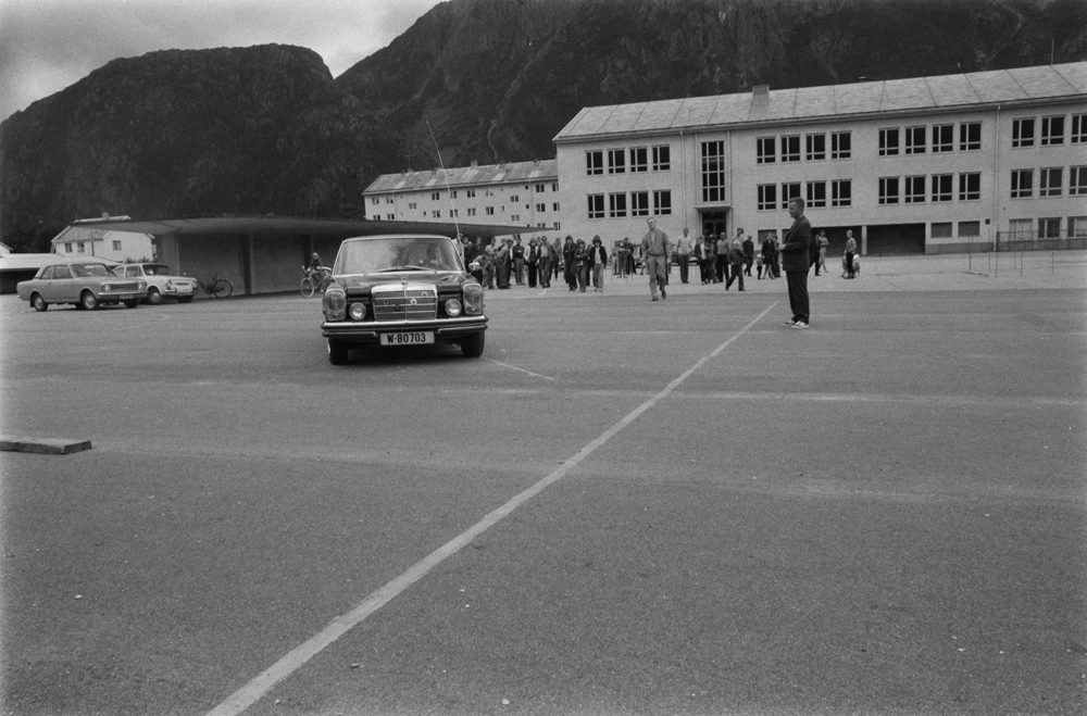 Ferdighetsprøve for bilførere. Arr. Ma, avd Mosjøen. På skoleplassen Mosjøen Skole.