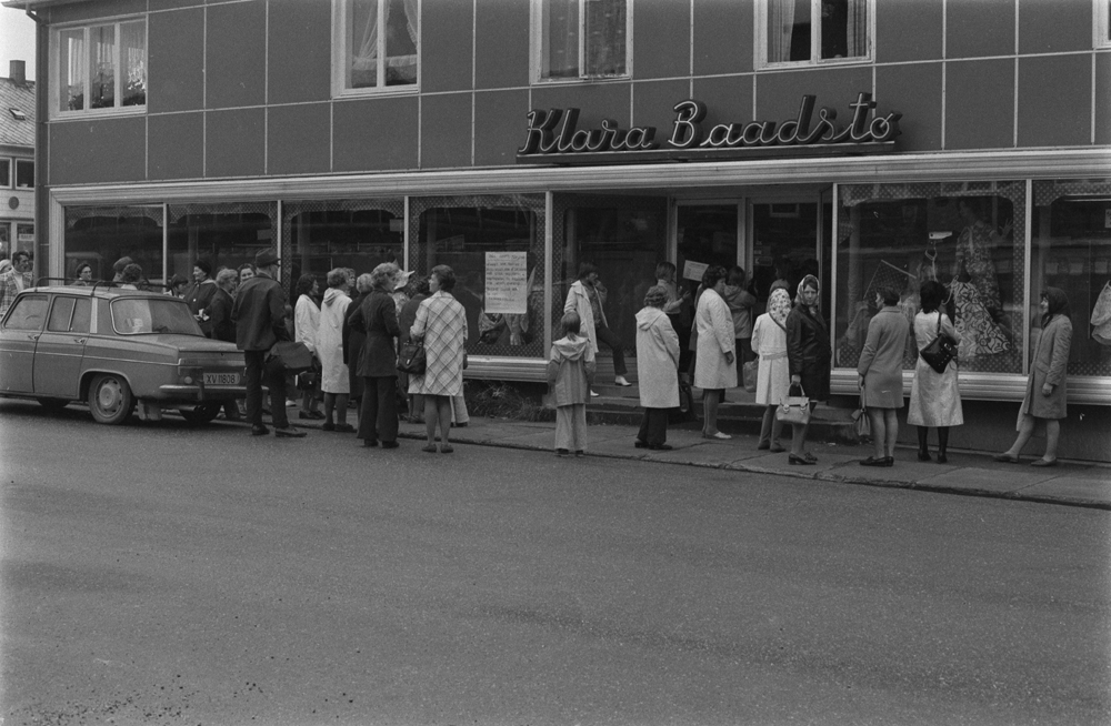 Salg på klesforretningen til Klara Baadstø høsten 1972, lang kø.