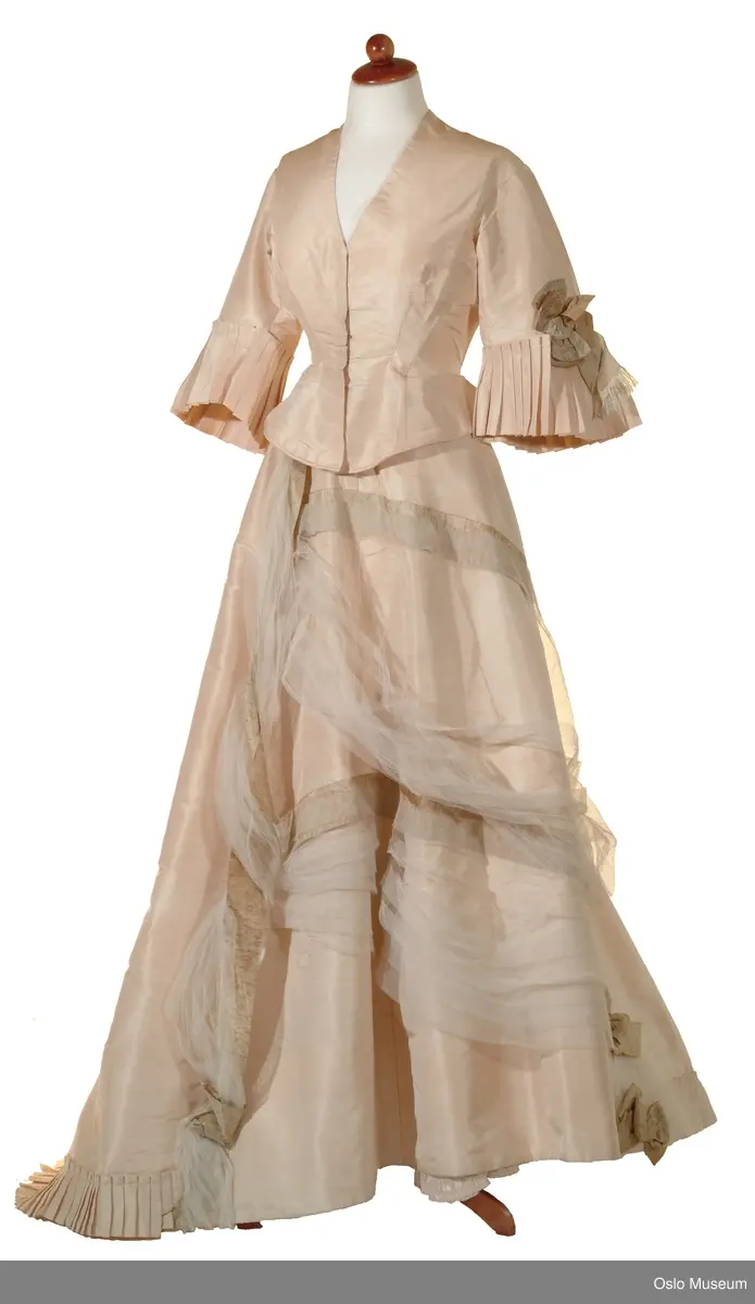 Tredelt kjole i kremfarget silketaft. Detaljer i blått. Disse er misfarget.