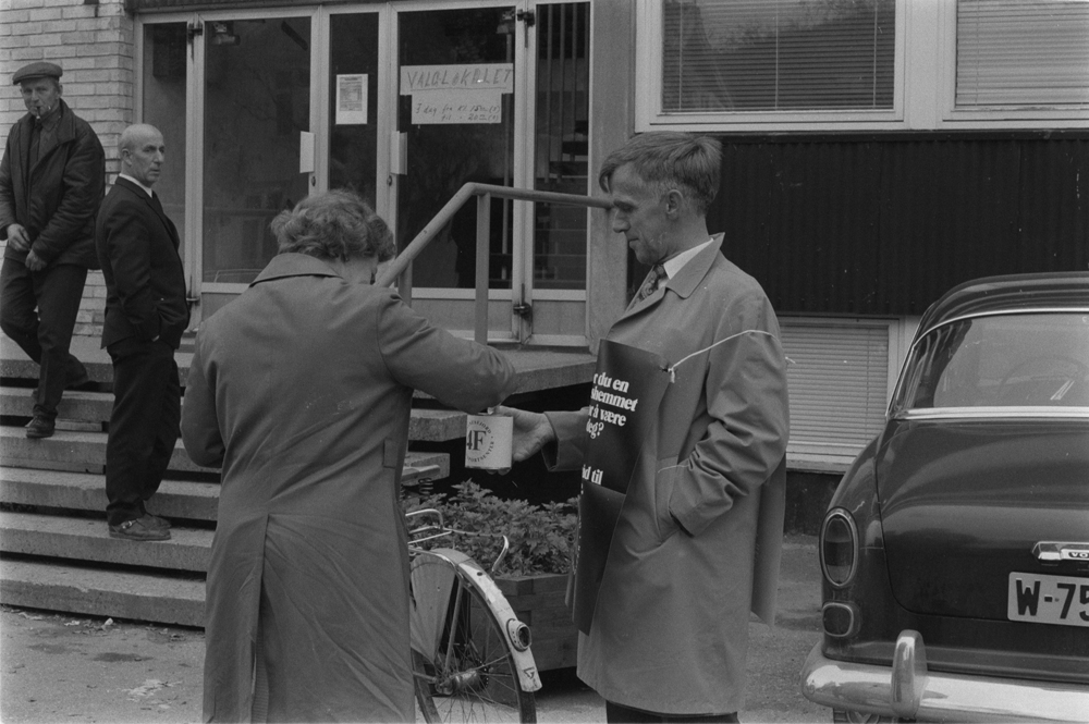 Stor oppslutning om EF-valget 1972. Utenfor Gymnaset i Mosjøen.