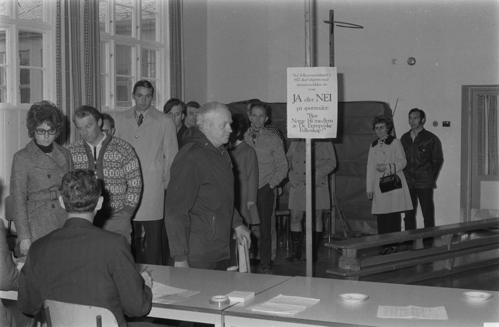 Stor oppslutning om EF-valget 1972. Inne i valglokalet på Gymnaset i Mosjøen.