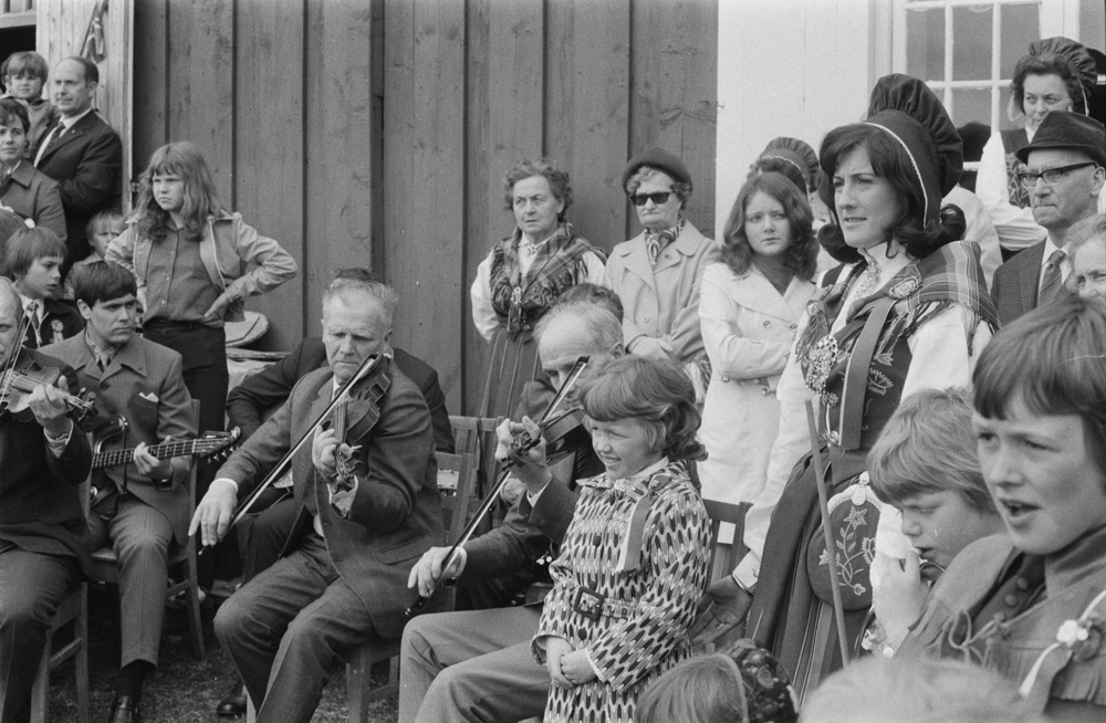 17 Mai, fra bygdetunet utenfor Rynesstua, dans og musikk. Felespillere.