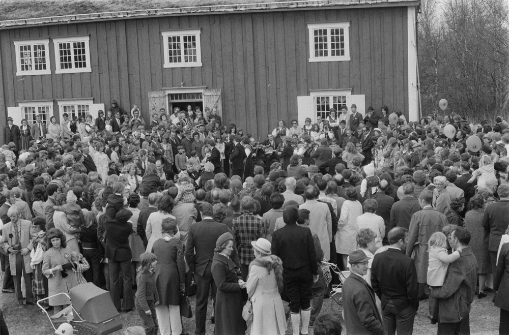 17 Mai, fra bygdetunet utenfor Rynesstua, dans og musikk.