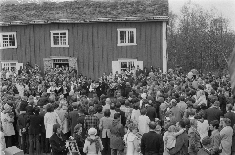 17 Mai, fra bygdetunet utenfor Rynesstua, dans og musikk.