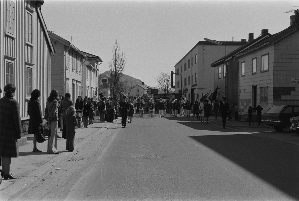 1.Mai i Mosjøen. Demonstrasjonstog i Strandgata, de to husene vi ser helt til høyre, mellom Haugans og Sparebanken, er revet.