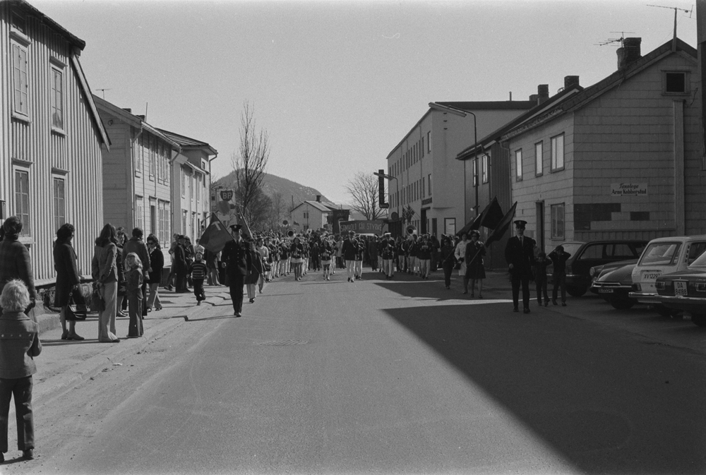 1.Mai i Mosjøen. Demonstrasjonstog i Strandgata, de to husene vi ser helt til høyre, mellom Haugans og Sparebanken, er revet.