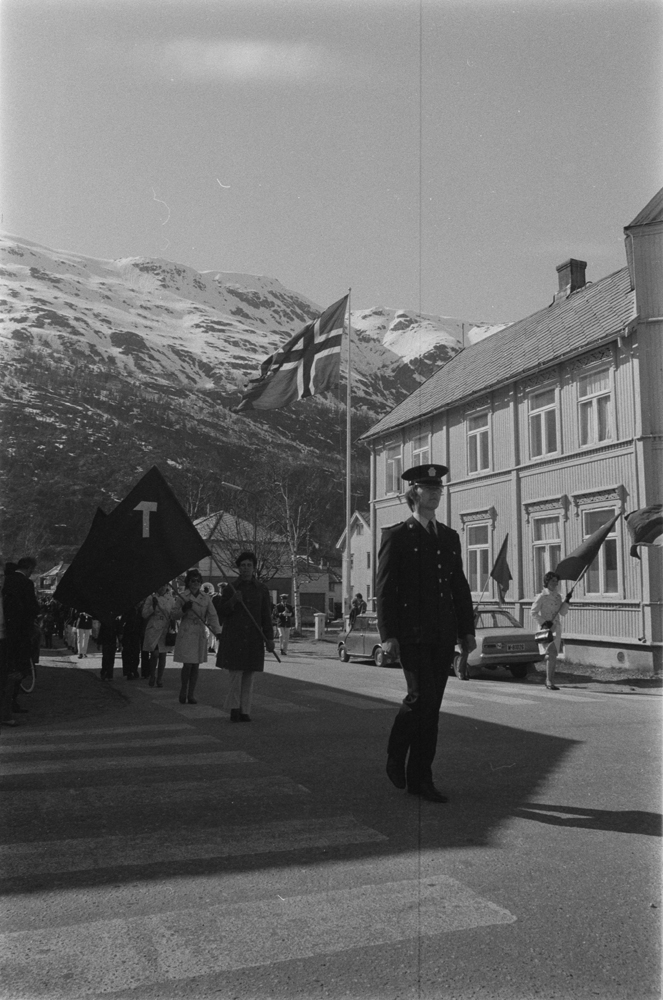 1.Mai i Mosjøen. Demonstrasjonstog kommer oppover Petter Bechsgt. Til høyre IR14 Regimentsgården som ligger i krysset Petter Bechsgt./Kirkegt.