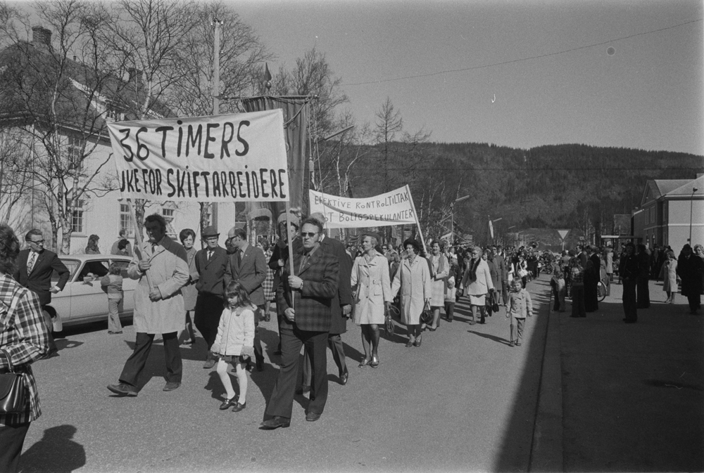 1.Mai i Mosjøen. Demonstrasjonstog kommer nedover Fearnleysgt. Stiftsgården Fearnleysgt.16 til venstre.