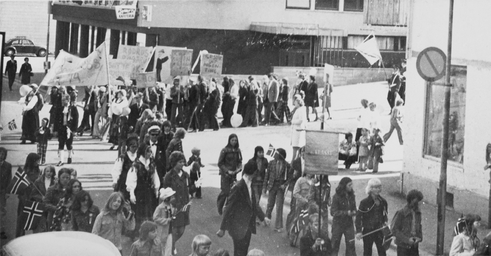 17.Mai-tog i krysset Helgelandsgt./Torolvsgt. i Sandnessjøen. Hotellet i bakgrunnen.