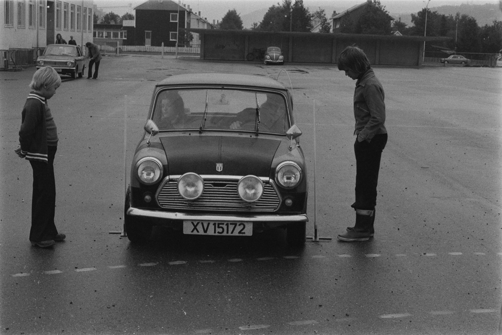 Biliaden i Mosjøen. Fra skolegården ved Mosjøen Skole.
Mini morris.