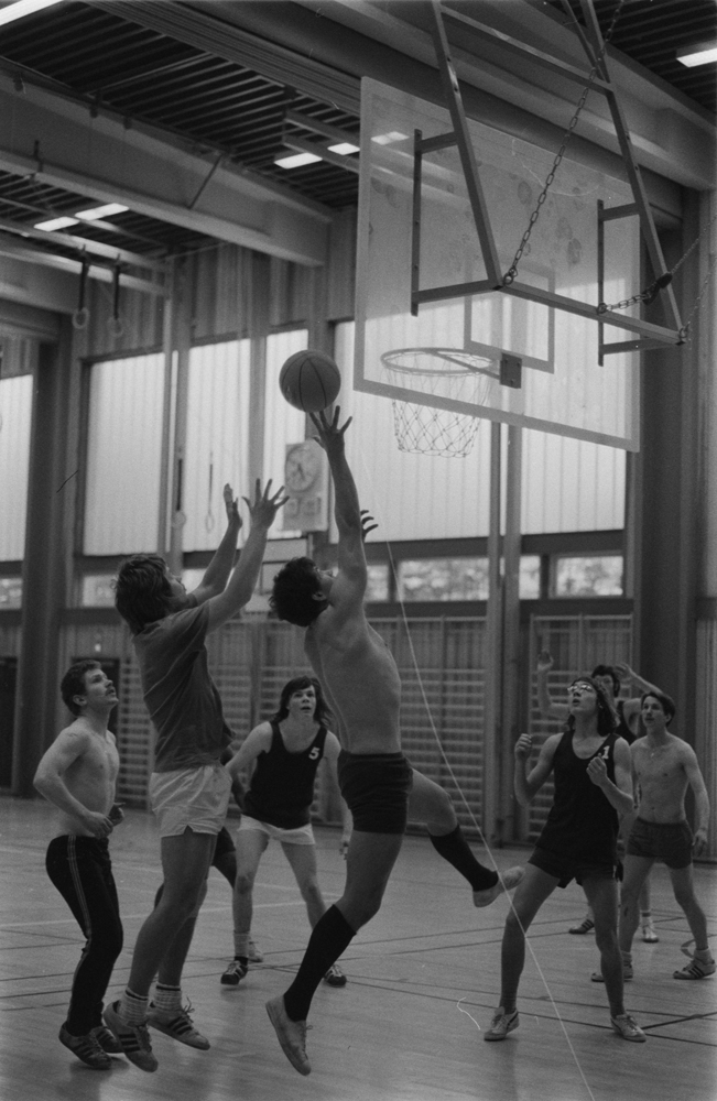 Basketball på Kippermoen mellom Mosjøen og engelske soldater. Kippermoen idrettshall.