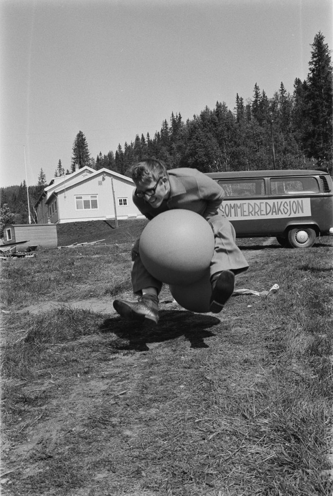 Helgeland Arbeiderblads sommerredaksjon i Hattfjelldal. 
Mann på hoppeballer.