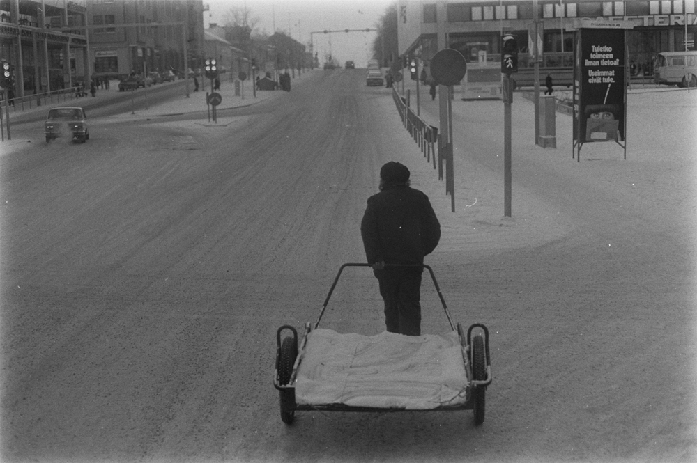 En trailersjåførs hverdag. Einar Hansen. 88 Bilder fra tur til Finland med trailer fra A.B.Jürgensen Transport. 
Bilder fra: landeveien, lasting, lossing, fortolling, ferjetur, gatebilder,havneområde, bespisning, overnatting i traileren m.m.  VBH.F.2011-007-0001 til VBH.F.2011-007-0088