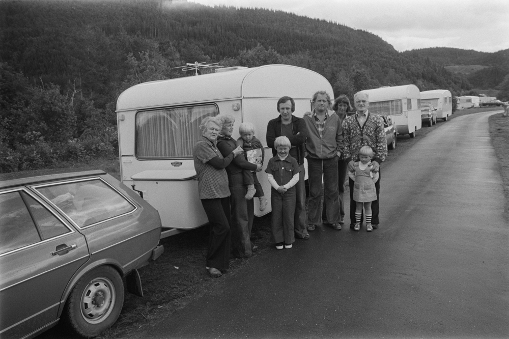 Turister i Mosjøen 1977. Foran bil med campingvogn på Kippermoen Campingplass.