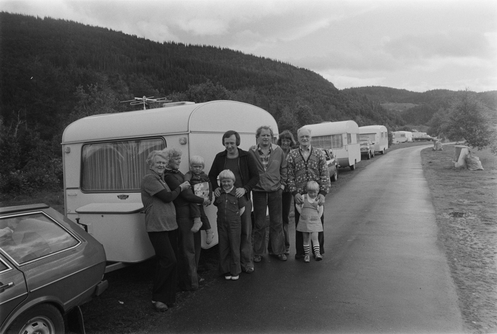 Turister i Mosjøen 1977. Foran bil med campingvogn på Kippermoen Campingplass.