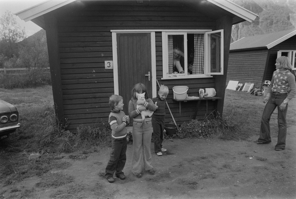 Turister i Mosjøen 1977. Barn foran campinghytte på Kippermoen Campingplass.