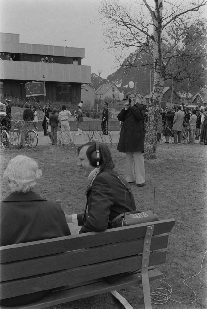 17 Mai. Knut A Lie intervjuer gammel dame i parken.