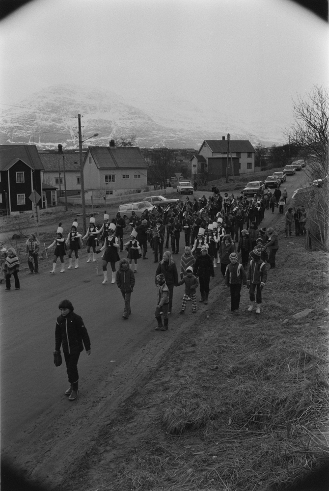 1.Mai-tog i Sandnessjøen. Barn, hornmusikk.