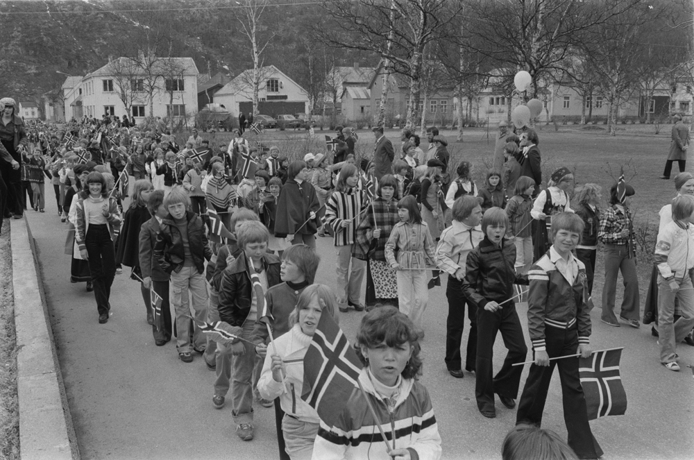 17.Mai-toget går forbi aldershjemmet ved parken.