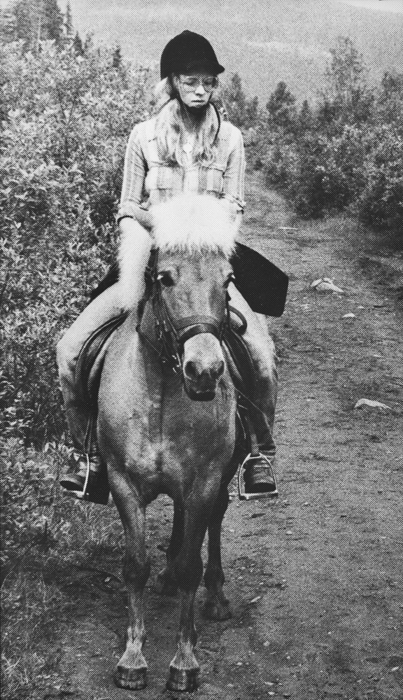 Ung dame ridende på hest, muligens på Mosåsen.