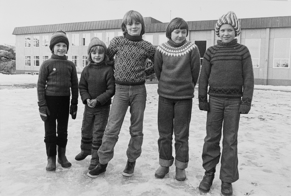 Familien Eide fra Herøy på Lofotfiske i Henningsvær. Elever fra Herøy på skole i Henningsvær.