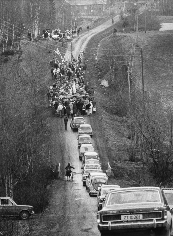 17 Mai i Vefsn. Fra Granmoen. Biler i rekke bak toget. Bakerste bil Ford 17 M med reg.nr ZT10281