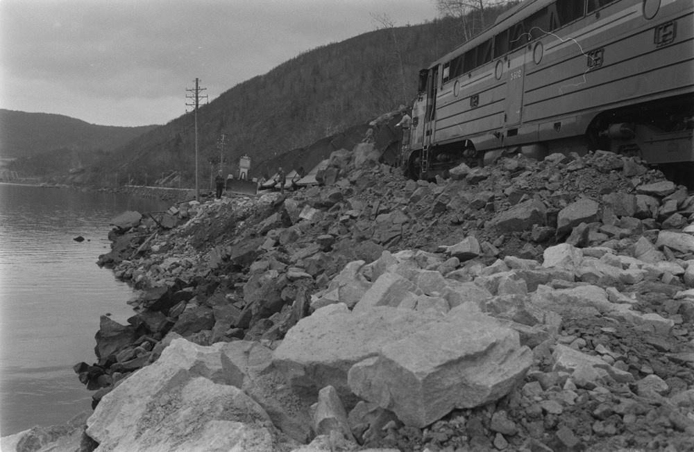 Utbedringe av jernbanelinja etter ras i Rynesåsen. Lokomotiv av typen Di-3, 602.