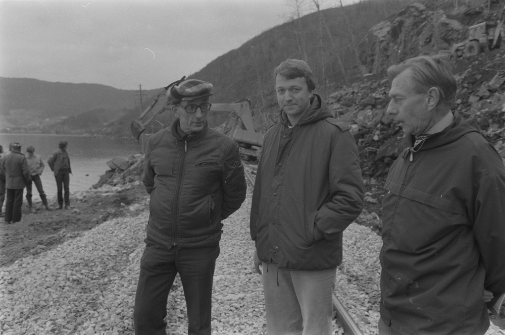 Utbedringe av jernbanelinja etter ras i Rynesåsen.
Befaring. Fra venstre: Banemester John Teigen, Baneinspektør Knut Haugen og NSB`s geolog Hartmark.