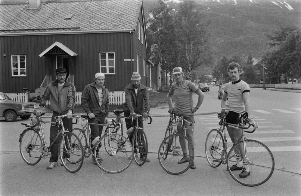 Fem sykkelryttere som skal sykle strykeprøven utenfor Helgeland Arbeiderblads lokaler i Fearnleysgt. Huset bak nr 21 er revet nå.