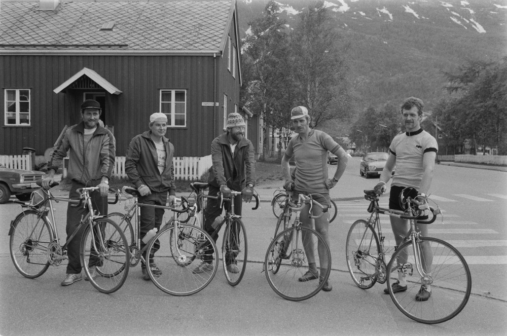 Fem sykkelryttere som skal sykle strykeprøven utenfor Helgeland Arbeiderblads lokaler i Fearnleysgt. Huset bak nr 21 er revet nå.