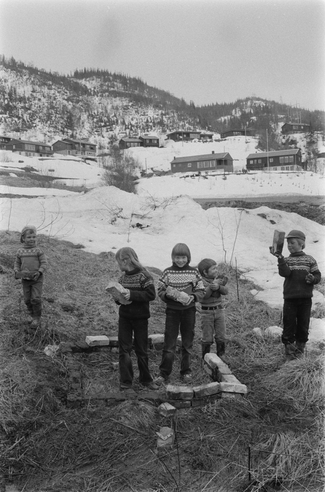 Barn som leker på Hals. Vi ser en del av bebyggelsen rundt.
Foto:Ragnar (Til Bygg og bo)