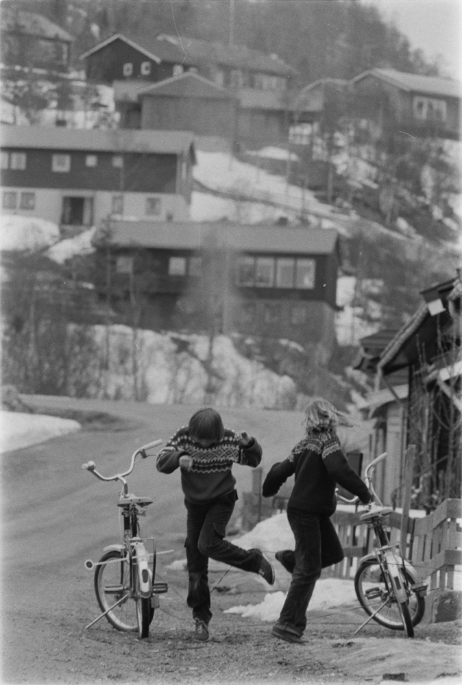 Barn som hopper strikk på  Hals. Vi ser en del av bebyggelsen rundt.
Foto:Ragnar (Til Bygg og bo)