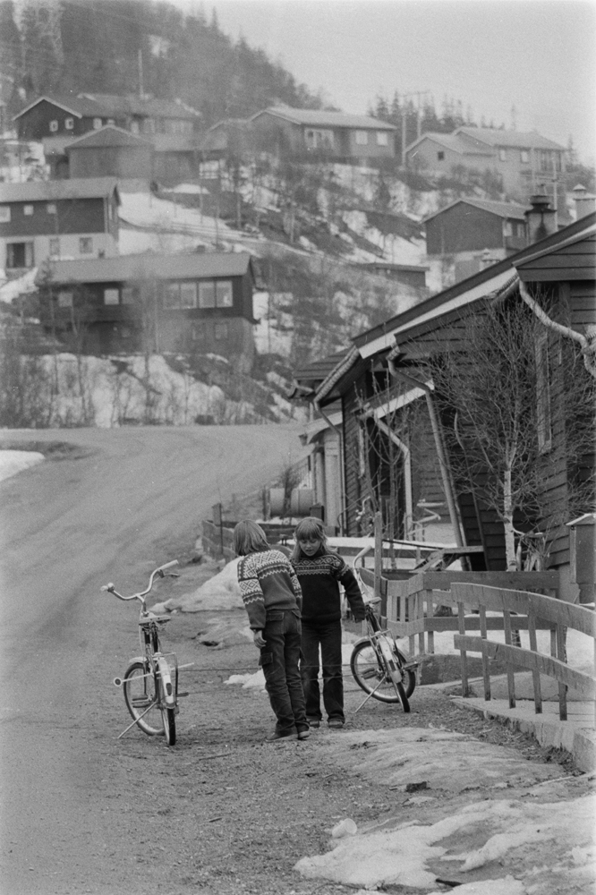 Barn som hopper strikk på  Hals. Vi ser en del av bebyggelsen rundt.
Foto:Ragnar (Til Bygg og bo)