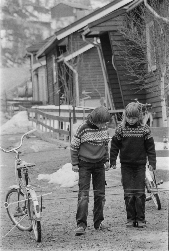 Barn som hopper strikk på  Hals. Vi ser en del av bebyggelsen rundt.
Foto:Ragnar (Til Bygg og bo)