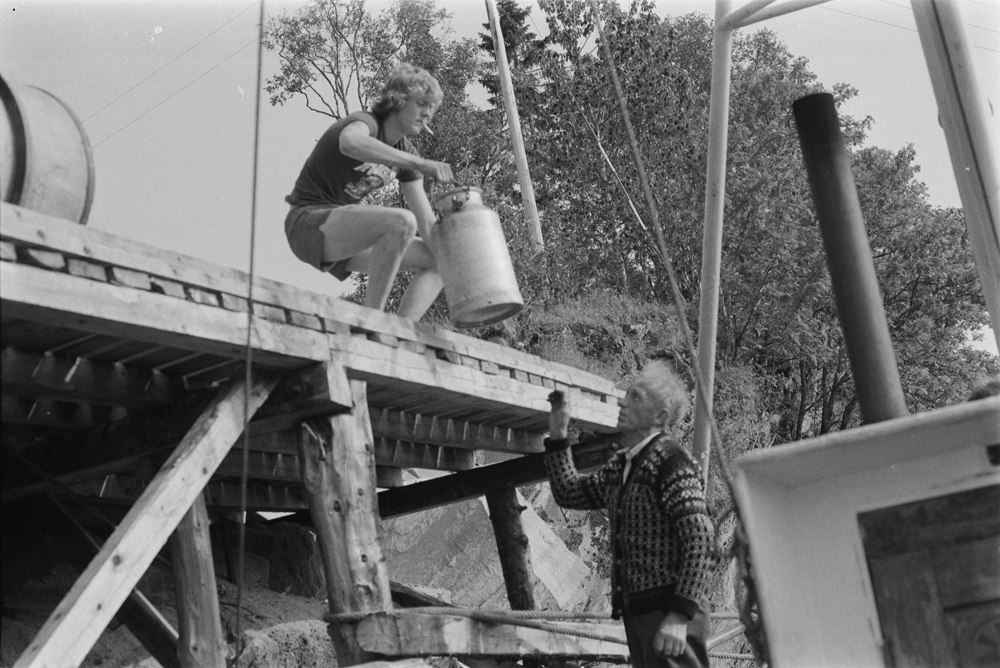 Bygderutebåten Heidar i Velfjord.
Lasting/lossing av melkespann ved kai.