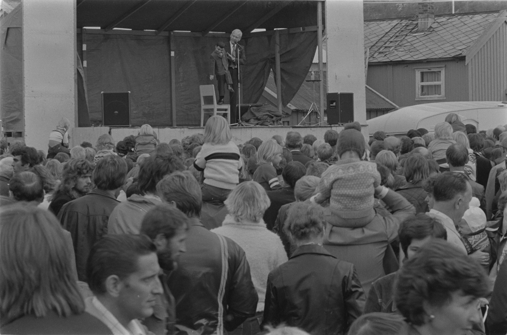 Tiendebytte, Tivoli, folkeliv, karuseller, hester, forestilling m.m flere bilder. På noen bilder skimter vi omkringliggende bebyggelse.