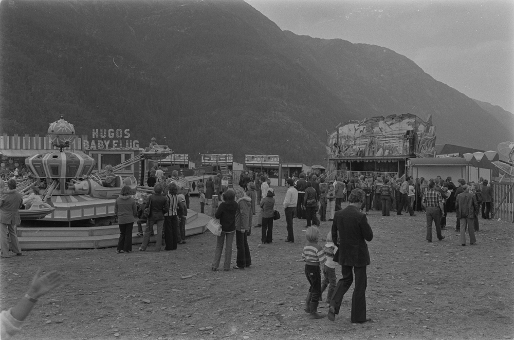 Tiendebytte, Tivoli, folkeliv, karuseller, hester, forestilling m.m flere bilder. På noen bilder skimter vi omkringliggende bebyggelse.